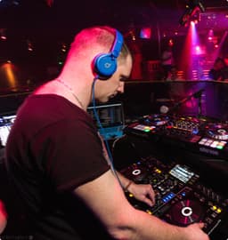 Alex bir DJ